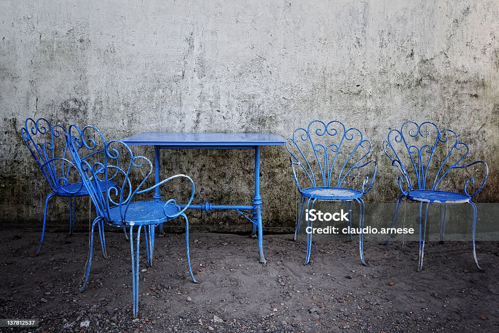 Antigua mesa con sillas. Imagen de Color - Foto de stock de Abandonado libre de derechos