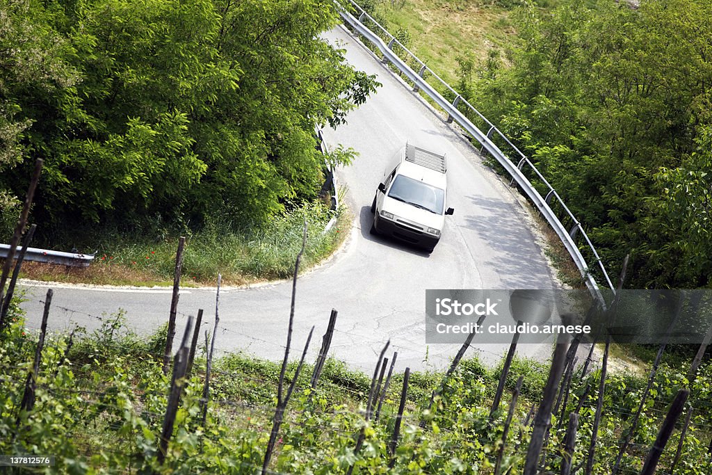 Veicolo terrestre commerciale in una strada di campagna - Foto stock royalty-free di Ambientazione esterna