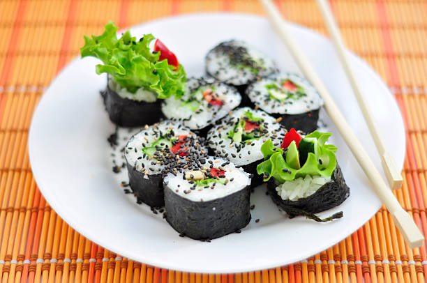yasai-sushi-rolle - yasai stock-fotos und bilder