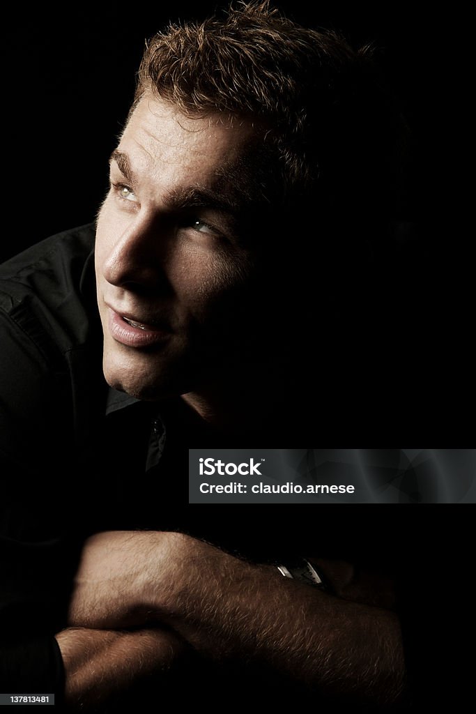 Retrato de Belleza masculina con fondo negro - Foto de stock de Contraste alto libre de derechos