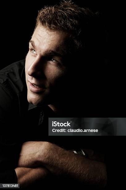 Retrato De Belleza Masculina Con Fondo Negro Foto de stock y más banco de imágenes de Contraste alto - Contraste alto, Foto de estudio, Hombres