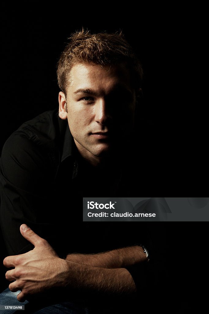 Retrato de Belleza masculina con fondo negro. Imagen de Color - Foto de stock de Fondo negro libre de derechos