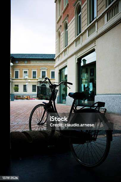 Vecchia Bicicletta - Fotografie stock e altre immagini di Acciottolato - Acciottolato, Ambientazione esterna, Bicicletta