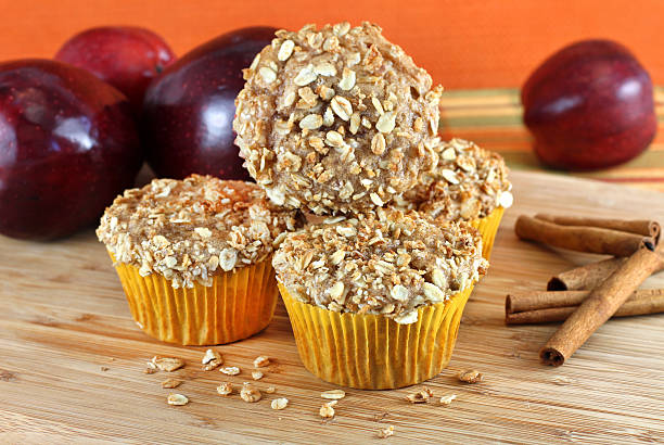 gestapelte apple kleie und müsli-muffins mit geringe tiefenschärfe - granola cereal breakfast stack stock-fotos und bilder