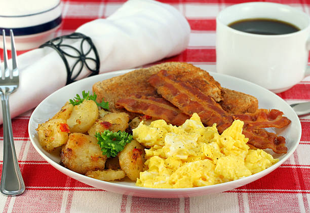 casa papas fritas y huevos de desayuno - coffee whole wheat food bread fotografías e imágenes de stock