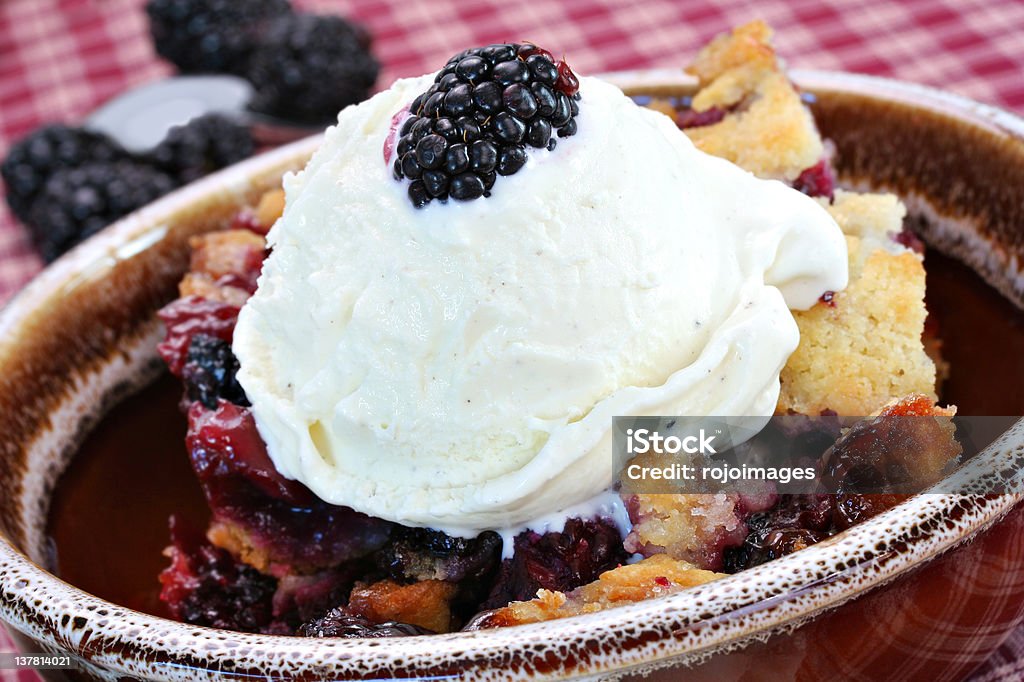 Torta de frutas com sorvete - Foto de stock de Amora-preta royalty-free