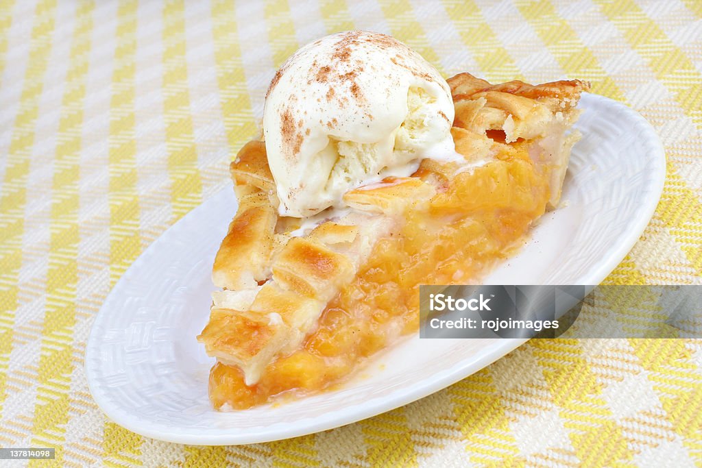 Torta alle pesche e gelato - Foto stock royalty-free di A quadri