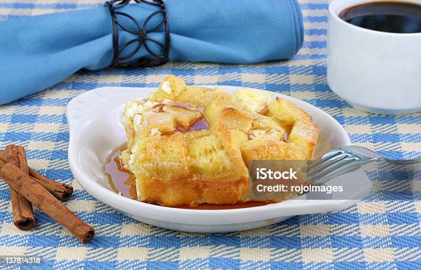 Pão De Pequenoalmoço Francês De Bolos - Fotografias de stock e mais imagens de Torrada Francesa - Torrada Francesa, Cubo, Caçarola