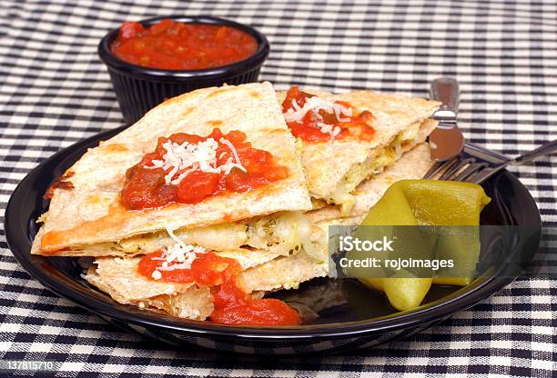 Quesadilla Di Pollo E Formaggio - Fotografie stock e altre immagini di Alimentazione sana - Alimentazione sana, Antipasto, Bianco