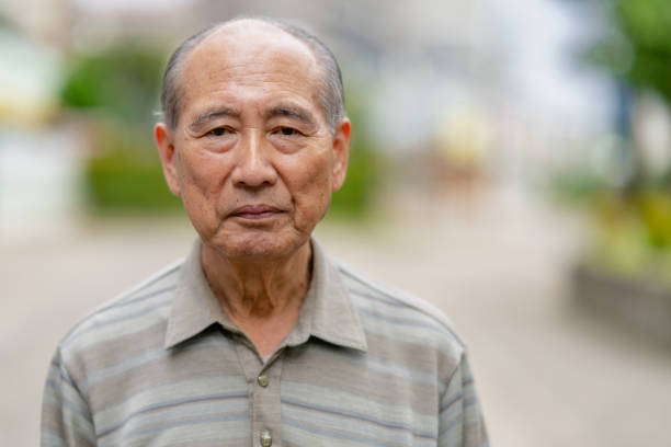 porträt eines japanischen seniors - common men people human face stock-fotos und bilder