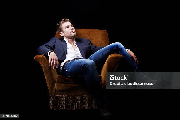 Uomo Seduto Su Una Sedia Immagine A Colori - Fotografie stock e altre immagini di Depressione - Depressione, Persone, Poltrona