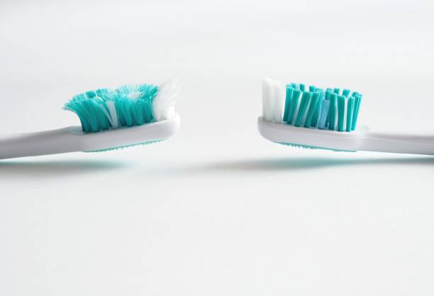 porównanie zupełnie nowej i zużytej szczoteczki do zębów gotowej do wymiany - dental hygiene bathroom nobody toiletries zdjęcia i obrazy z banku zdjęć