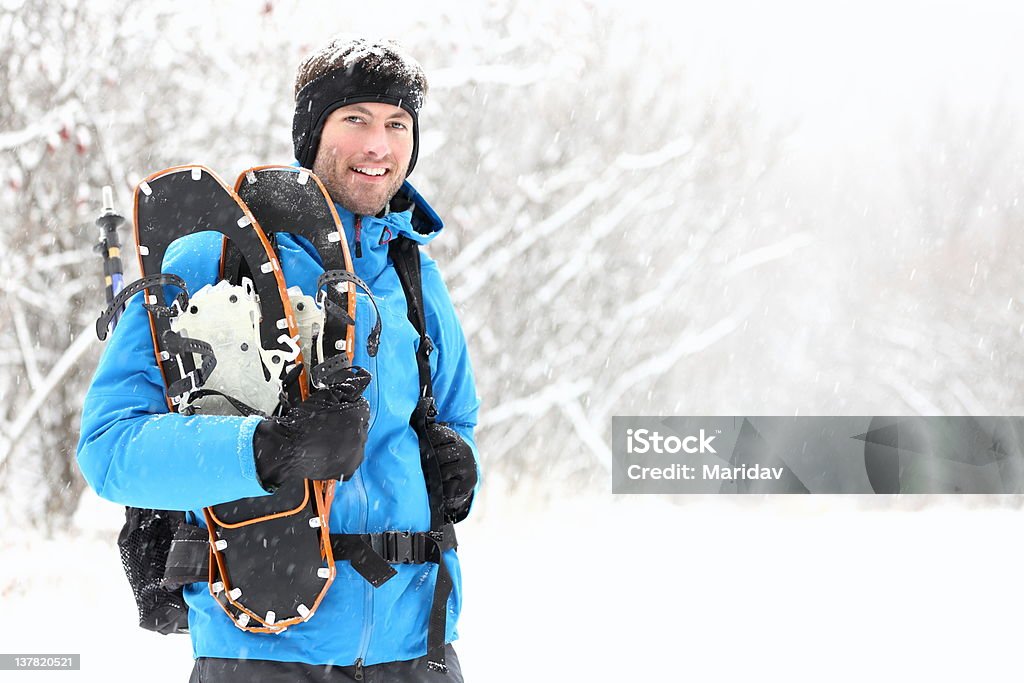 Inverno homem de caminhadas com raquetes de neve - Foto de stock de Snowshoeing royalty-free