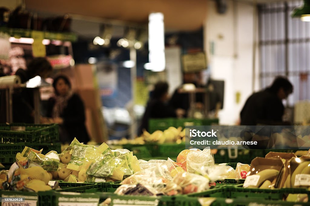 Boutiques dans un supermarché. Image en couleur - Photo de Acheter libre de droits