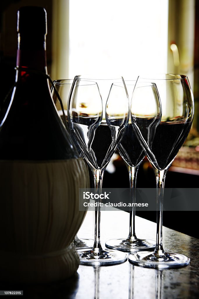 Botella de vino de Chianti. Imagen de Color - Foto de stock de Bebida libre de derechos