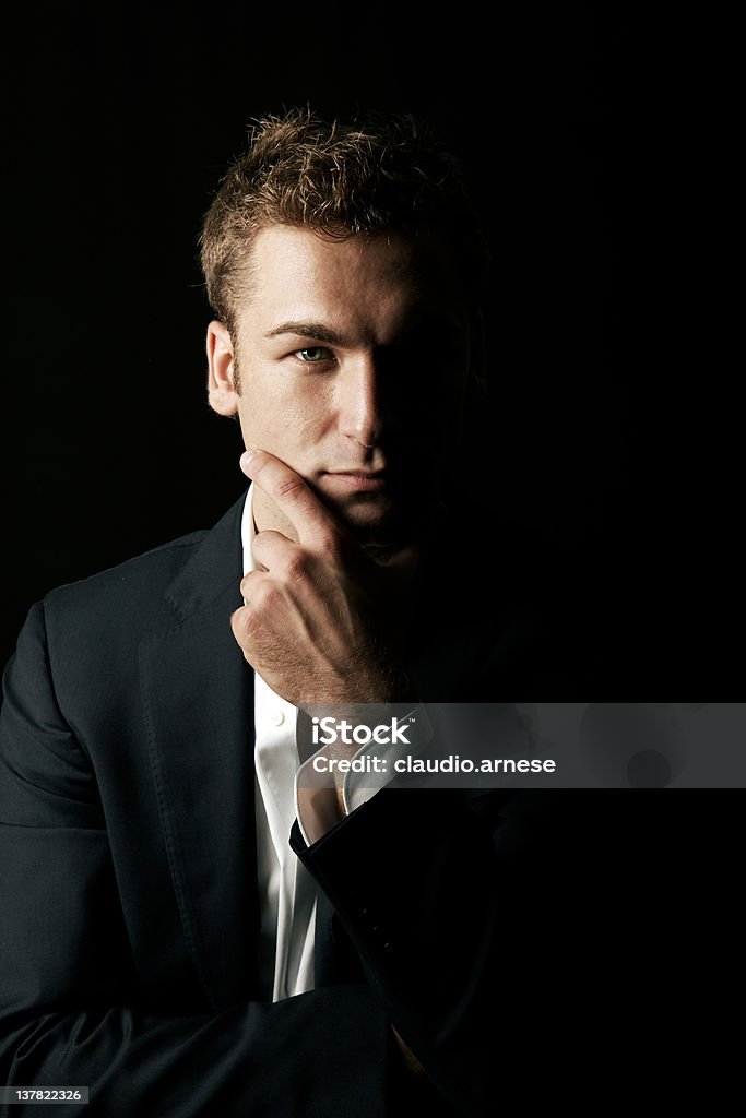 Elegante homem pensativo beleza. Fundo preto. Imagem a cores - Foto de stock de Homens royalty-free