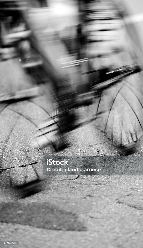 Ciclismo-Immagine mossa. Bianco e nero - Foto stock royalty-free di Bianco e nero