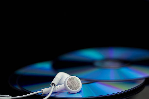 Weißen Kopfhörer auf CD mit dunklem Hintergrund – Foto