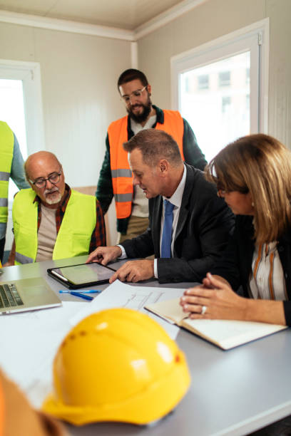 tecnologia da nova era para construção de nova era - safety meeting construction site construction - fotografias e filmes do acervo