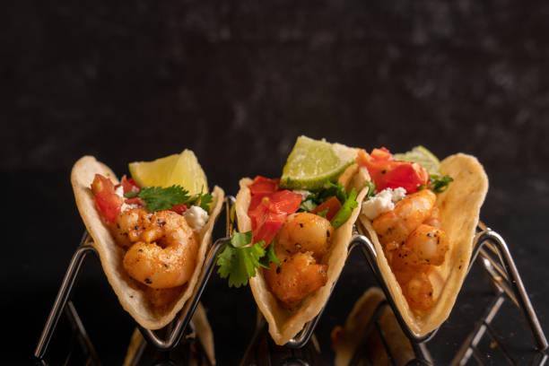 tacos de rue de crevette - roasted shrimp photos et images de collection