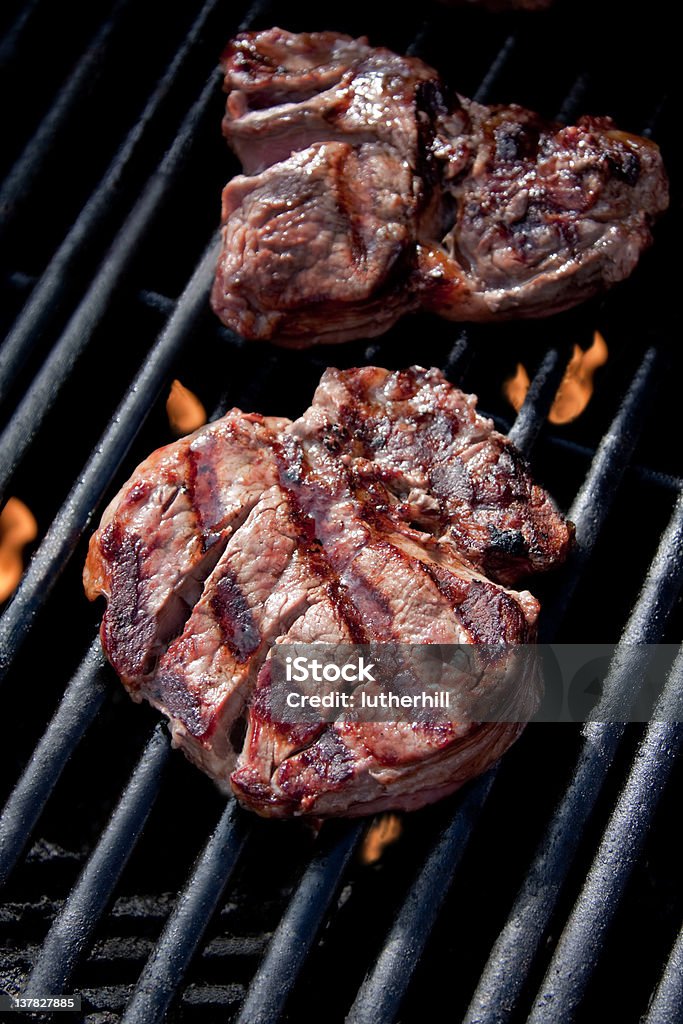 Rib Eye Bistecca di manzo su un Barbecue grill - Foto stock royalty-free di Alla griglia