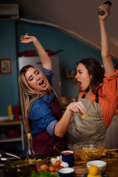 istock Best friends cook-along 1378311408