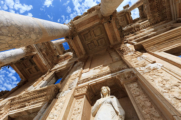 die bibliothek von celus, ephesus, türkei - selcuk stock-fotos und bilder