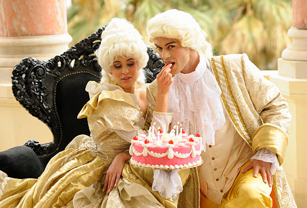 zadowolony urodziny tort z arystokratycznej się - c18 zdjęcia i obrazy z banku zdjęć