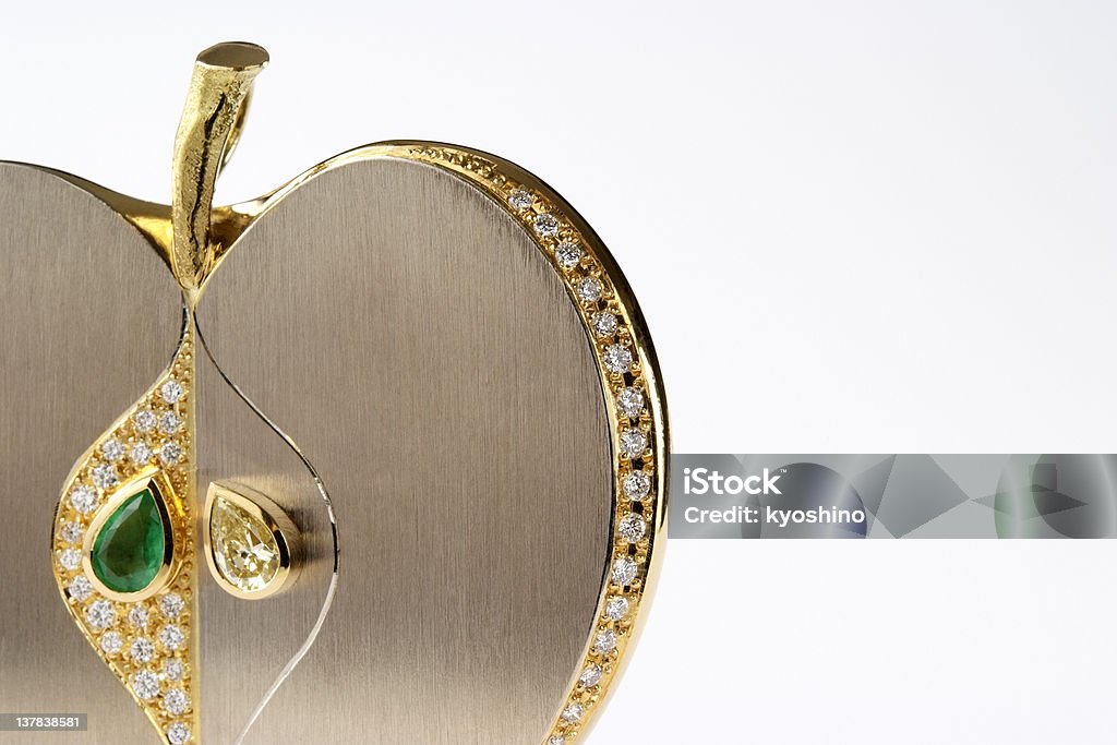 絶縁ショットのアップルビンテージゴールドブローチで、白背景 - 金属 金のロイヤリティフリーストックフォト