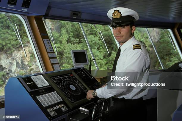 De Navios Oficial - Fotografias de stock e mais imagens de Capitão - Capitão, Navio Cargueiro, Oficial - Posto militar