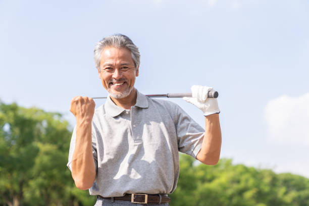 ゴルフをする年配の男性 - 60s ストックフォトと画像