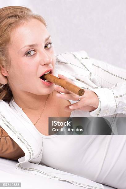 Photo libre de droit de Belle Fille Posant Avec Cigare banque d'images et plus d'images libres de droit de A la mode - A la mode, Adolescence, Adulte