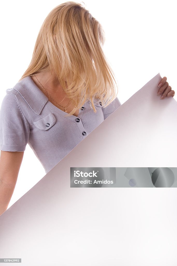 Biondo donna con foglio di carta bianco. Isolato. - Foto stock royalty-free di Abbigliamento