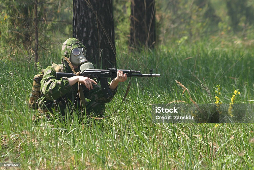 Soldato in maschera antigas con Kalashnikov - Foto stock royalty-free di AK-47