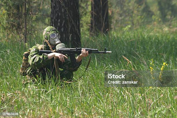 Soldato In Maschera Antigas Con Kalashnikov - Fotografie stock e altre immagini di AK-47 - AK-47, Abbigliamento mimetico, Aggressione