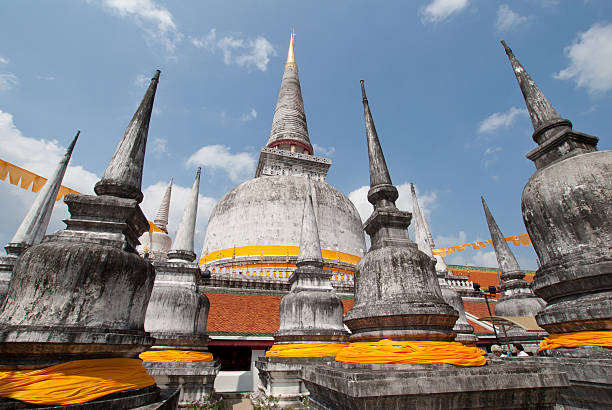 pagodes em wat mahathat - nakhon si thammarat - fotografias e filmes do acervo