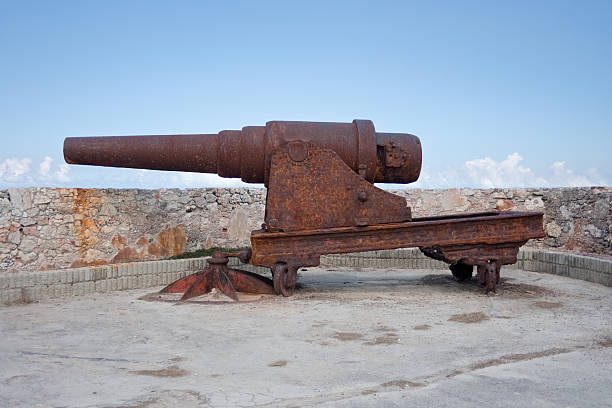 canhão antigo no el morro - habana outpost - fotografias e filmes do acervo