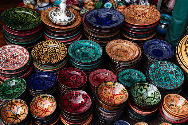zdobione płytki i tradycyjne maroko pamiątki w medina, - tangine zdjęcia i obrazy z banku zdjęć