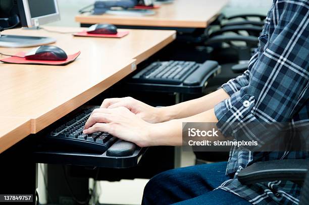 Computador Na Sala De Aulas - Fotografias de stock e mais imagens de Aprender - Aprender, Arranjar, Atividade Móvel