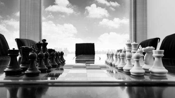 チェスの駒とボードオンオフィステーブル - chess board room business strategy ストックフォトと画像