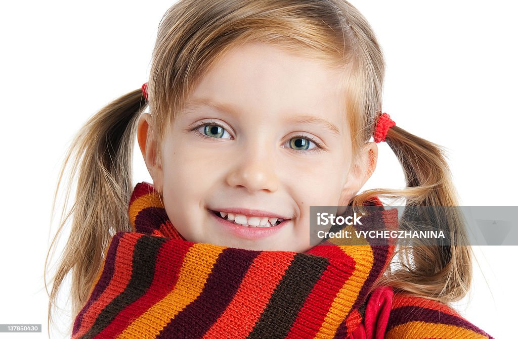 Маленькая девочка в Шарф в полоску - Стоковые фото 4-5 лет роялти-фри