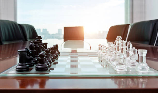 チェスの駒とボードオンオフィステーブル - chess board room business strategy ストックフォトと画像