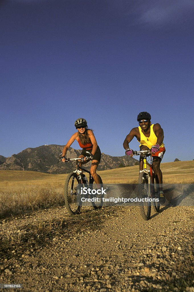 Multi ethnique Couple vélo - Photo de Colorado libre de droits