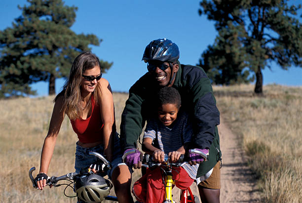 multi ethnique famille - mountain biking colorado action cycling photos et images de collection