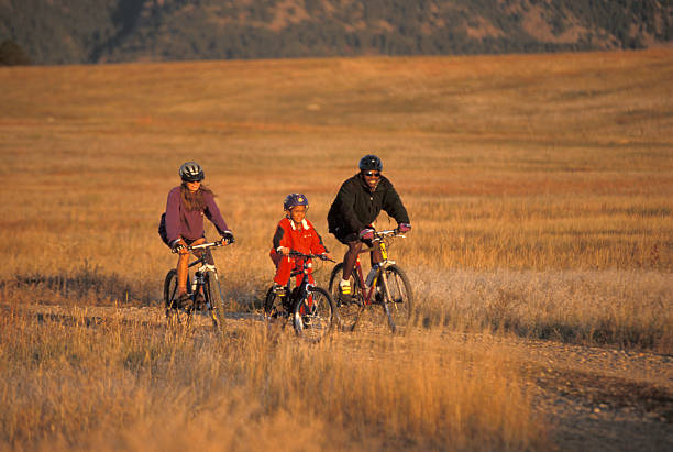 multi étnico família, andar de bicicleta de montanha - mountain biking colorado action cycling imagens e fotografias de stock