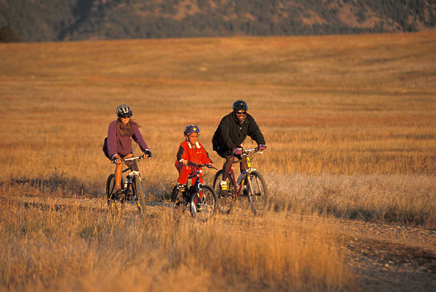 multi этнической семьи езда на горных велосипедах - mountain biking colorado action cycling стоковые фото и изображения