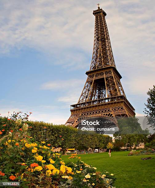 Foto de Torre Eiffel e mais fotos de stock de Alto - Descrição Geral - Alto - Descrição Geral, Azul, Aço
