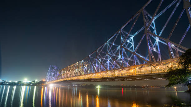 Howrah bridge on the river Hooghly with the twilight sky. Cantilever bridge is considered as the busiest bridge in India. Howrah bridge on the river Hooghly with the twilight sky. Cantilever bridge is considered as the busiest bridge in India. kolkata night stock pictures, royalty-free photos & images