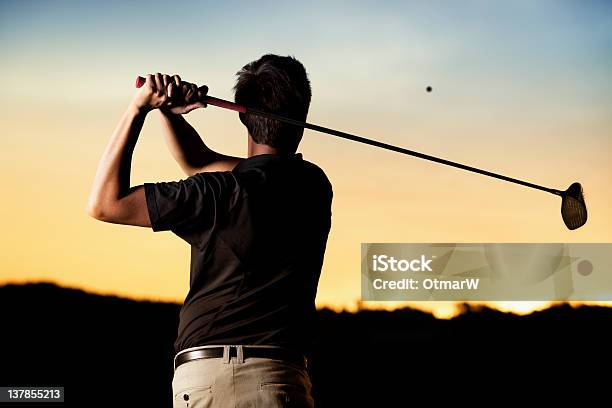 Photo libre de droit de Golfeur Pratiquer Au Coucher Du Soleil banque d'images et plus d'images libres de droit de Swing de golf - Swing de golf, Golf, Sombre