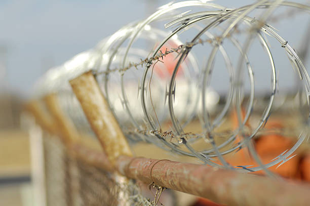 alambre de espino frontera valla - chainlink fence fence chain turnstile fotografías e imágenes de stock